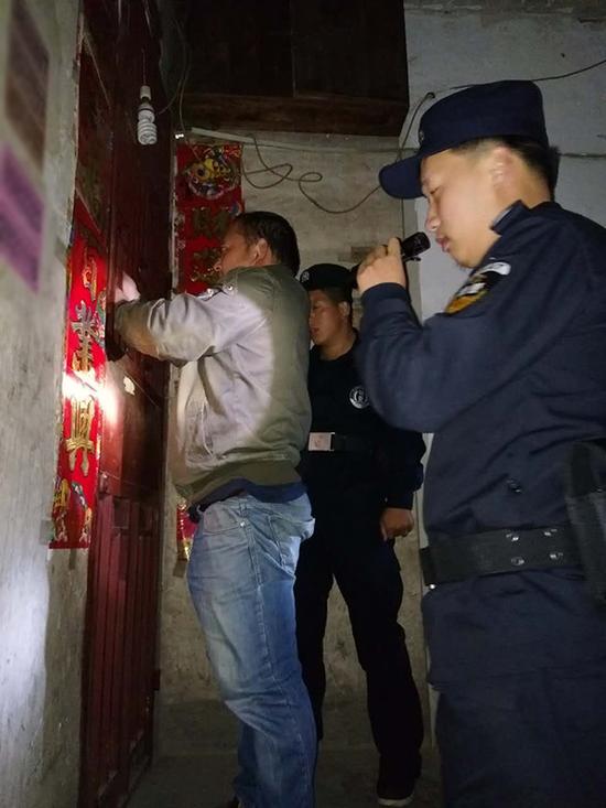 佳木斯粗心妈妈误将幼女锁家中 